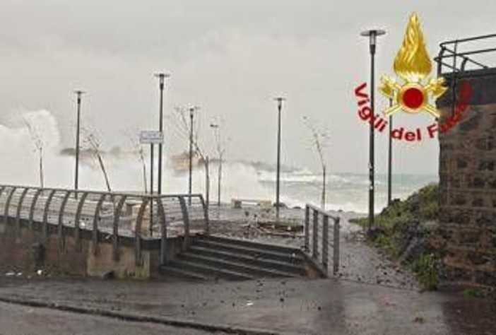 Maltempo, ciclone Harry flagella la Sicilia: onde alte 7 metri. Colpite anche Calabria e Sardegna, frane ed evacuati