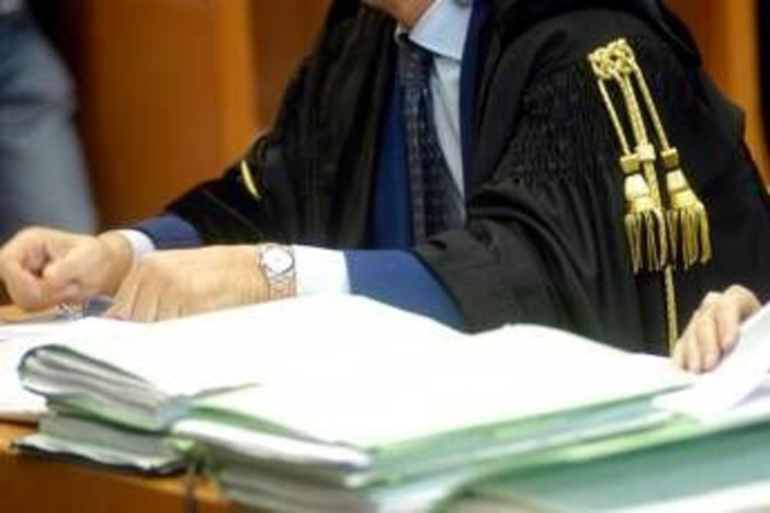 Cade sulle assi di legno al cimitero di Soffiano e si frattura anca e femore: risarcimento di oltre 30mila euro Cade sulle assi di legno al cimitero di Soffiano e si frattura anca e femore: risarcimento di oltre 30mila euro