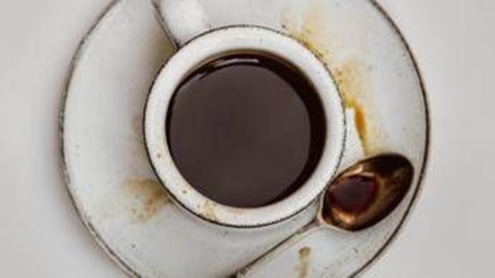 La avvelena con la candeggina nel caffè, la moglie lo smaschera con una telecamera