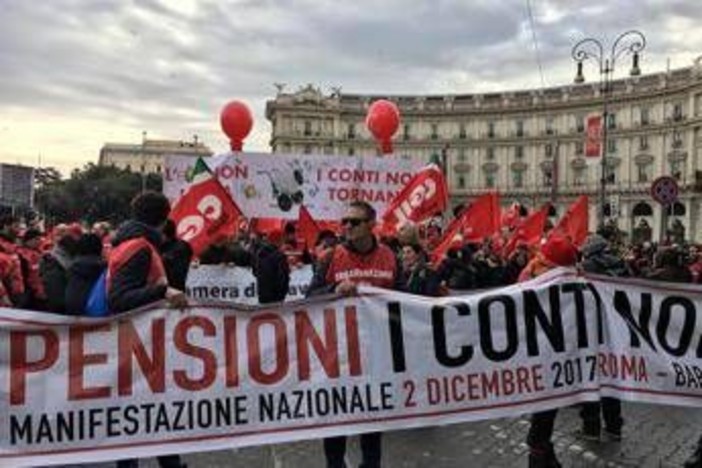 Pensioni, sale ancora l'età con la legge di Bilancio: il sistema è socialmente sostenibile? Pensioni, sale ancora l'età con la legge di Bilancio: il sistema è socialmente sostenibile?