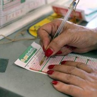 Superenalotto, numeri combinazione vincente oggi 22 aprile