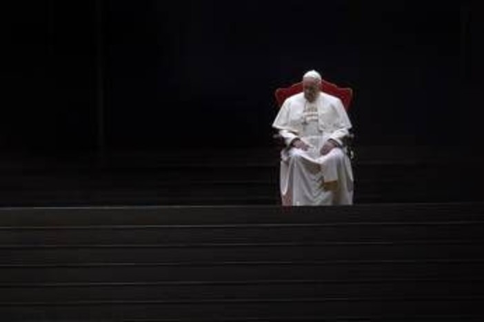 Papa Francesco, la vita e il pontificato nel rogito posto nella bara: &quot;Testimone di umanità&quot;