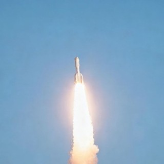 La Cina lancia in orbita nove satelliti dalle acque al largo di Shanghai