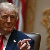 Trump torna ad attaccare il Papa: "Qualcuno gli spieghi che il sindaco di Chicago è inutile e che l'Iran non può avere l'arma nucleare"