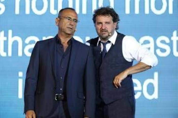 Pieraccioni, la gag 'contro' Carlo Conti a Sanremo: "Topo Gigio, Sandokan, manca solo..." Pieraccioni, la gag 'contro' Carlo Conti a Sanremo: "Topo Gigio, Sandokan, manca solo..."