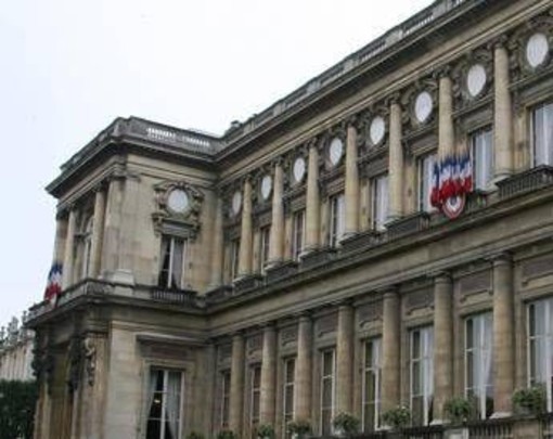 Ambasciatore Usa convocato non si presenta, l'indignazione di Parigi Ambasciatore Usa convocato non si presenta, l'indignazione di Parigi