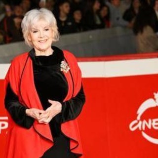 Sanremo 2026, Caterina Caselli riceve il premio alla carriera: l'omaggio al 'Casco d'Oro'