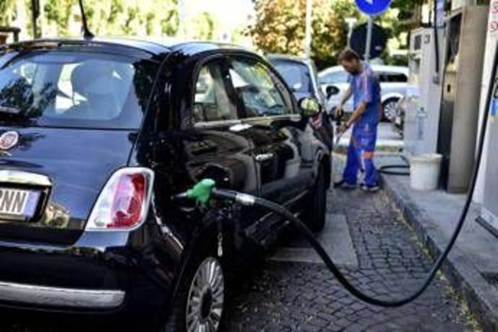 Benzina ai minimi dal 2022, gasolio più caro dopo il rialzo delle accise Benzina ai minimi dal 2022, gasolio più caro dopo il rialzo delle accise