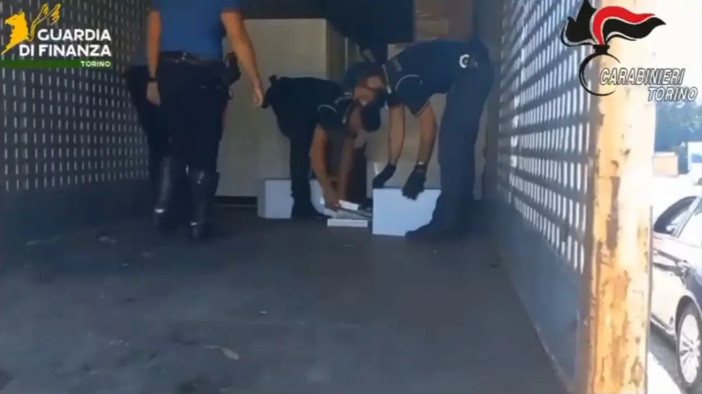 Sequestrati nel Torinese 7 siti di produzione di sigarette di contrabbando Sequestrati nel Torinese 7 siti di produzione di sigarette di contrabbando