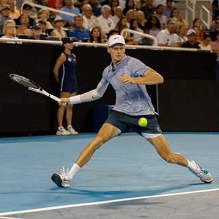 Buona la prima a Doha di Sinner, battuto Machac in due set