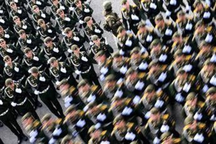 Russia, al via parata per Giorno Vittoria. Putin: &quot;Tutto il Paese sostiene offensiva in Ucraina&quot;