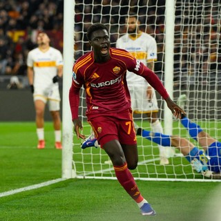 Una rete di Vaz piega il Lecce, la Roma vince 1-0 e aggancia la Juve