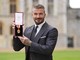 Beckham è 'Sir', re Carlo lo nomina Cavaliere per "i servigi resi allo sport e alla beneficenza" Beckham è 'Sir', re Carlo lo nomina Cavaliere per "i servigi resi allo sport e alla beneficenza"