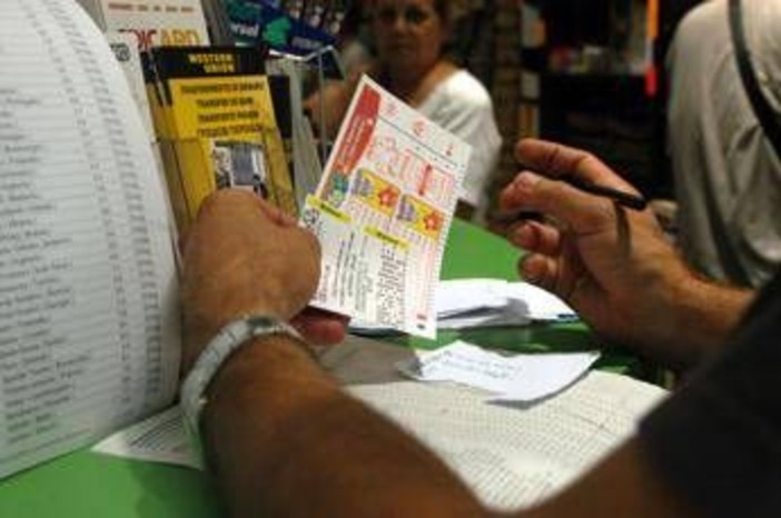 Superenalotto martedì 25 novembre, estratta la combinazione vincente