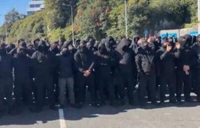 Gb, centinaia di manifestanti incappucciati bloccano Dover: "Fermate le barche dei migranti" Gb, centinaia di manifestanti incappucciati bloccano Dover: "Fermate le barche dei migranti"
