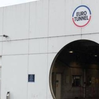 Tunnel sotto la Manica, problemi a circolazione treni con ritardi e cancellazioni. Eurostar: "Rimandate il viaggio"