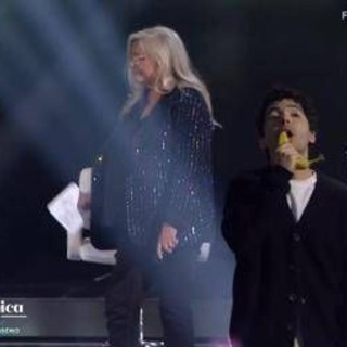 Fulminacci svela il playback a Domenica In e canta con una... banana Fulminacci svela il playback a Domenica In e canta con una... banana