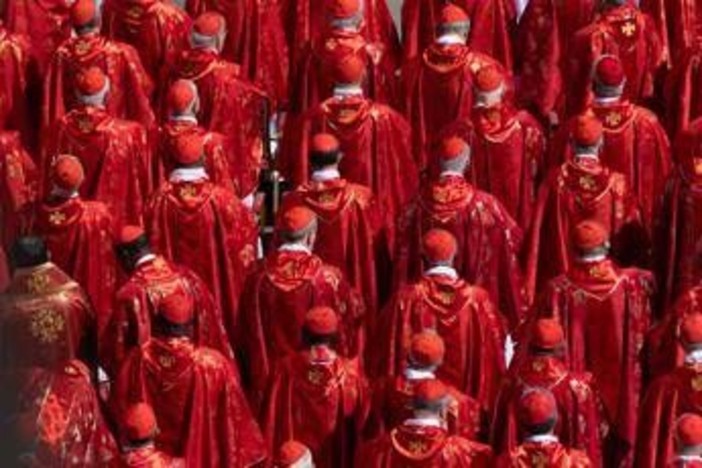 Conclave, cardinali tornano a riunirsi: oggi sarà decisa la data