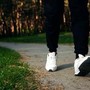 Camminare veloce è una 'medicina', lo studio: bastano 15 minuti al giorno