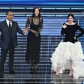 Sanremo, Irina Shayk illumina l'Ariston: "Carlo sono qui per te" Sanremo, Irina Shayk illumina l'Ariston: "Carlo sono qui per te"