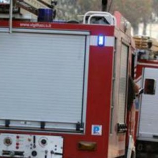 Fiamme tra Campomarino e Termoli minacciano le case, stop circolazione treni su Pescara-Bari