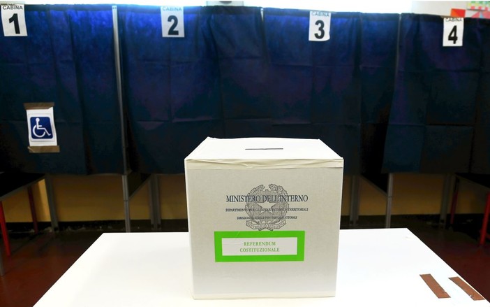 Seggi aperti per il referendum, oltre 51 milioni di italiani chiamati alle urne Seggi aperti per il referendum, oltre 51 milioni di italiani chiamati alle urne