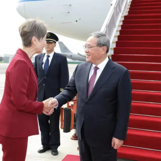 Premier cinese arriva a Singapore per una visita ufficiale