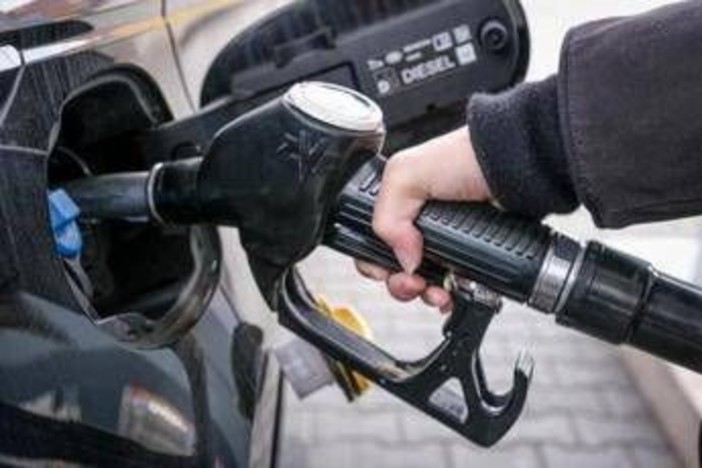Diesel, niente accise mobili: stop allo sconto, i prezzi salgono Diesel, niente accise mobili: stop allo sconto, i prezzi salgono