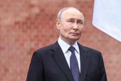 Putin compie 74 anni: dal trattore al coccodrillo, ecco i regali più assurdi ricevuti Putin compie 74 anni: dal trattore al coccodrillo, ecco i regali più assurdi ricevuti