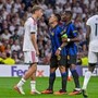 Real Madrid-Inter, Huijsen litiga con Lautaro Martinez e Barella