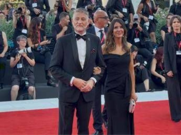 Mostra di Venezia, Giuli sul red carpet con pochette rossa e spilletta verde per la Palestina Mostra di Venezia, Giuli sul red carpet con pochette rossa e spilletta verde per la Palestina