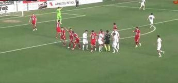 Punizione sotto l'incrocio, ma arbitro non 'vede' il gol: scandalo arbitrale in Turchia Punizione sotto l'incrocio, ma arbitro non 'vede' il gol: scandalo arbitrale in Turchia