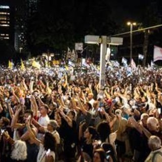 Gaza, Netanyahu non parla di tregua: avanti offensiva. A Tel Aviv 350mila in piazza per gli ostaggi