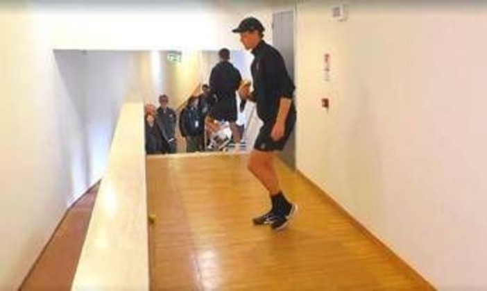 Sinner, la pioggia ritarda il match con Cerundolo. E lui gioca a bocce - Video