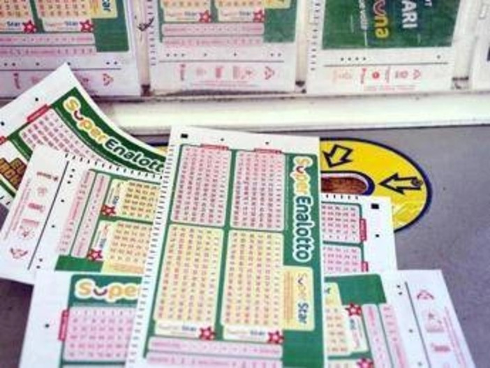 Superenalotto, numeri combinazione vincente oggi 26 aprile
