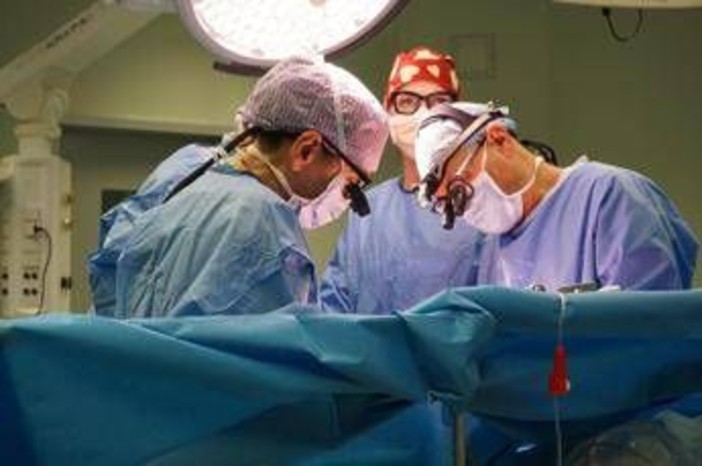 Trapianti, papà dona 2 organi alla figlia. L'ansia e poi la gioia: "Posso tenerla in braccio?"