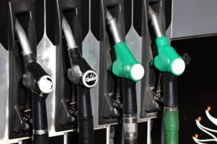 Carburanti, continua corsa prezzi di benzina e diesel: in 10 regioni gasolio già sopra i 2 euro Carburanti, continua corsa prezzi di benzina e diesel: in 10 regioni gasolio già sopra i 2 euro