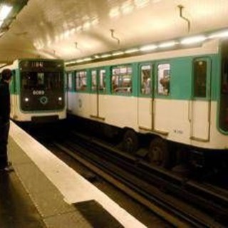 Tre donne accoltellate sulla metro di Parigi. Arrestato l'aggressore Tre donne accoltellate sulla metro di Parigi. Arrestato l'aggressore