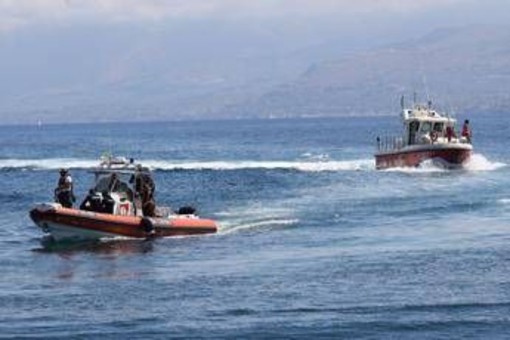 Lecce, recuperato in mare corpo senza vita di un uomo: indagini su identità Lecce, recuperato in mare corpo senza vita di un uomo: indagini su identità