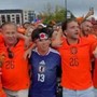 Mondiali, tifoso del Giappone 'superstar'... nella festa dell'Olanda Mondiali, tifoso del Giappone 'superstar'... nella festa dell'Olanda