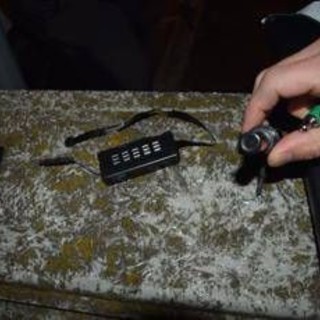 L'Aquila, spiava gli affittuari con mini webcam nascoste nei bagni: denunciato 56enne