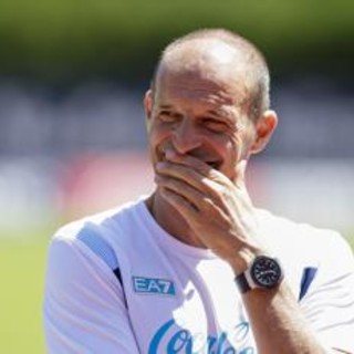 Napoli, "chi non salta juventino è". E Allegri non salta