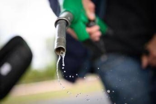 Carburanti, prezzo benzina ancora in salita: self a 1,937 euro al litro Carburanti, prezzo benzina ancora in salita: self a 1,937 euro al litro