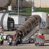 Volo Dubai-Tel Aviv, passeggeri in festa dopo attacco sventato