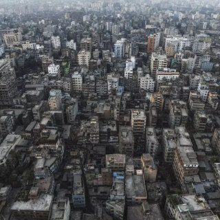 Bangladesh, aereo militare precipita su una scuola a Dacca