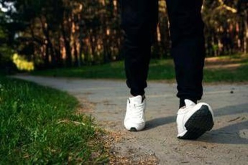 Camminare veloce è una 'medicina', lo studio: bastano 15 minuti al giorno