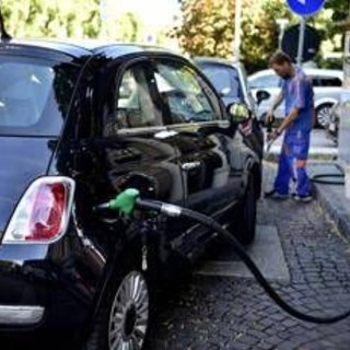 Benzina ai minimi dal 2022, gasolio più caro dopo il rialzo delle accise