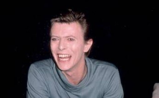 David Bowie, a 10 anni dalla morte esce la biografia 'Oltre lo spazio e il tempo'