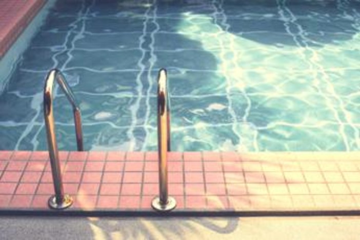 Roma, esalazioni di cloro da piscina a Mentana: 50 evacuati, grave bimbo di 5 anni Roma, esalazioni di cloro da piscina a Mentana: 50 evacuati, grave bimbo di 5 anni