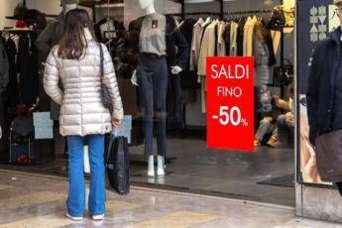 Oggi iniziano i saldi invernali 2026, dai cambi ai pagamenti cosa c'è da sapere